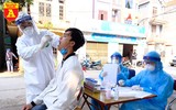 Cận cảnh quy trình lấy mẫu xét nghiệm nhanh Covid-19 ở Mê Linh